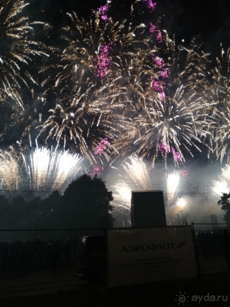 «Круг света» озарил Москву: в Останкине устроили красочное шоу с салютом