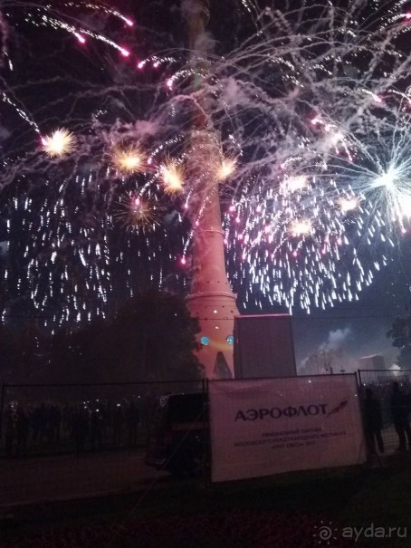 «Круг света» озарил Москву: в Останкине устроили красочное шоу с салютом