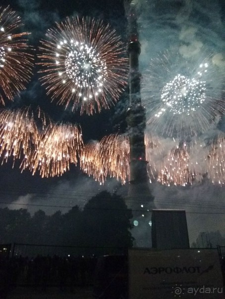 «Круг света» озарил Москву: в Останкине устроили красочное шоу с салютом