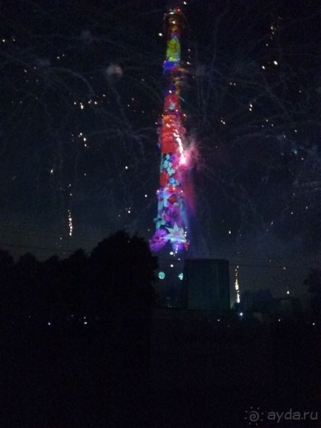 «Круг света» озарил Москву: в Останкине устроили красочное шоу с салютом