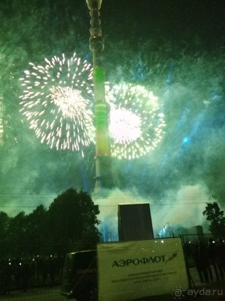 «Круг света» озарил Москву: в Останкине устроили красочное шоу с салютом