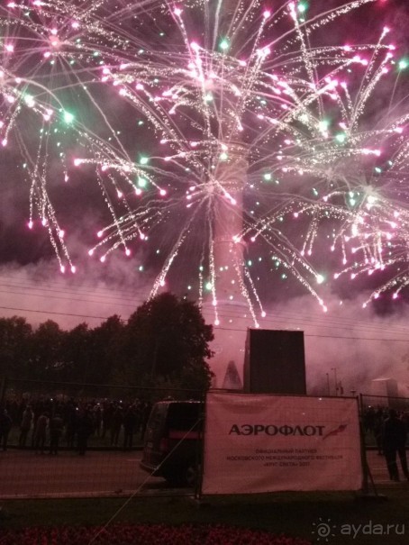 «Круг света» озарил Москву: в Останкине устроили красочное шоу с салютом