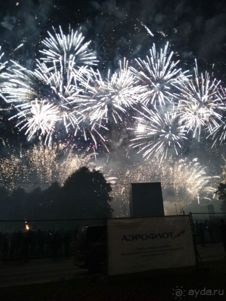 «Круг света» озарил Москву: в Останкине устроили красочное шоу с салютом