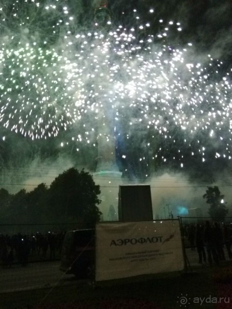 «Круг света» озарил Москву: в Останкине устроили красочное шоу с салютом