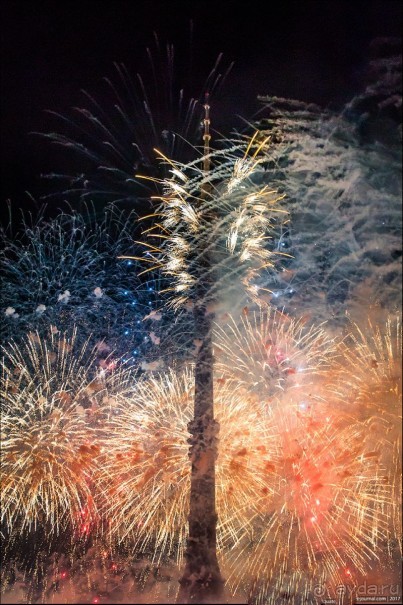 «Круг света» озарил Москву: в Останкине устроили красочное шоу с салютом