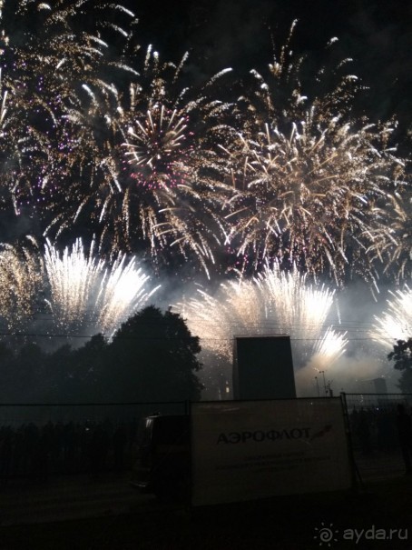 «Круг света» озарил Москву: в Останкине устроили красочное шоу с салютом