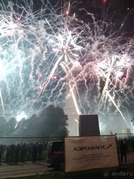 «Круг света» озарил Москву: в Останкине устроили красочное шоу с салютом