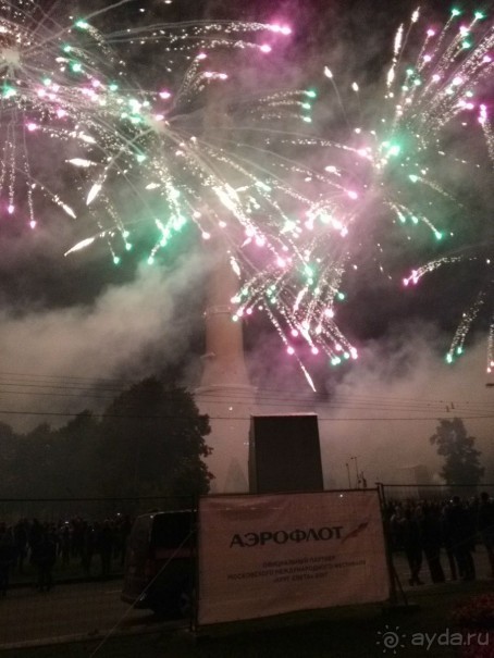 «Круг света» озарил Москву: в Останкине устроили красочное шоу с салютом