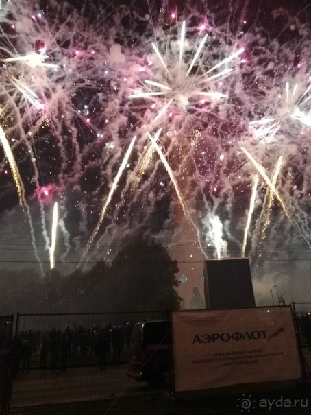 «Круг света» озарил Москву: в Останкине устроили красочное шоу с салютом