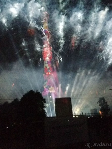 «Круг света» озарил Москву: в Останкине устроили красочное шоу с салютом