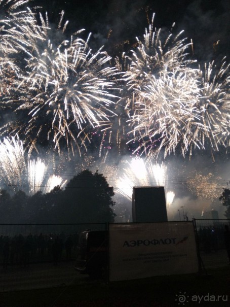 «Круг света» озарил Москву: в Останкине устроили красочное шоу с салютом