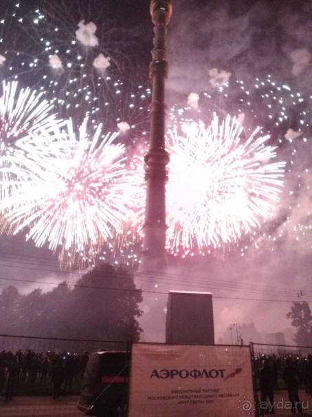 «Круг света» озарил Москву: в Останкине устроили красочное шоу с салютом