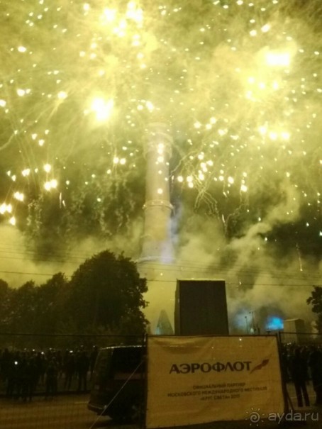 «Круг света» озарил Москву: в Останкине устроили красочное шоу с салютом