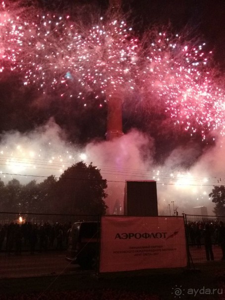 «Круг света» озарил Москву: в Останкине устроили красочное шоу с салютом