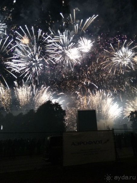 «Круг света» озарил Москву: в Останкине устроили красочное шоу с салютом