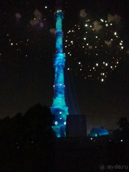 «Круг света» озарил Москву: в Останкине устроили красочное шоу с салютом