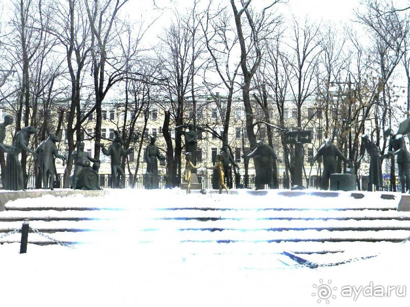            Памятник был создан по инициативе и заказу тогдашнего мэра Москвы Ю.М.Лужкова. В прессе были упоминания о том, что Лужков проявлял большой интерес к ходу работы Шемякина над памятником и даже лично, внезапно вскочив из-за стола во время встречи с ним, продемонстрировал скульптору своё видение позы одной из фигур ("Садизм"), встав в соответствующую позу, которая в результате осталась в металле.
            Увидев эскиз, Лужков заявил, что ей не хватает экспрессии, и, выбежав из-за письменного стола, изобразил, как выразился Шемякин, "экспрессию носорога". Я посмотрел на макет и понял, что это была аллегорическая фигура "Садизм".[2]
             После покушения вандалов на скульптурную композицию, власти Москвы приняли решение обнести её забором, выставить охрану и открывать её для посетителей в определённые часы. Решётка, за которой стоит памятник, в 9 утра отпирается, и в 9 вечера запирается.