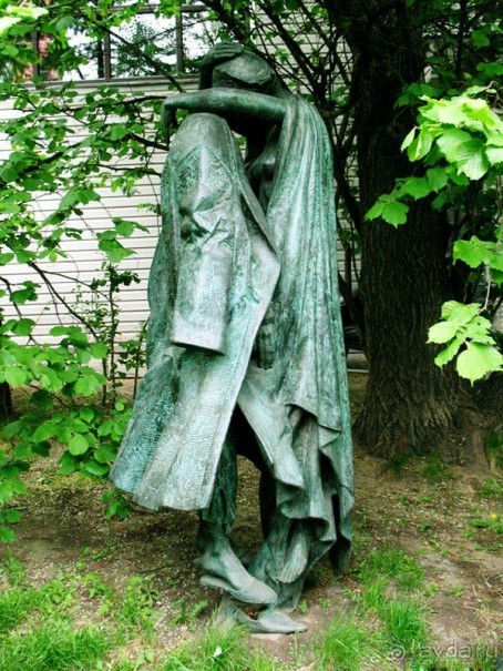 Но, даже заглядывая через забор, можно увидеть Мастера в пижаме, который обнимает Маргариту; автомобиль, доставивший Маргариту на Весенний бал, и многое другое. Разглядывать скульптуры можно часами, потому как на точность исполнения деталей автор не поскупился.