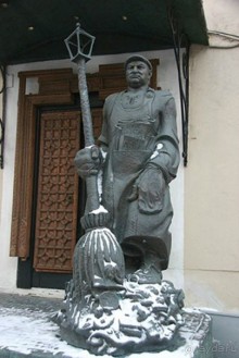 Адрес: Пречистенка, д. 19 
Метро: Кропоткинская.   
              Памятник Лужкову-дворнику.  
           
              Автором скульптурной композиции  стал известный скульптор Зураб Церетели. Образом для изваяния стал тогдашний мэр столицы Юрий Михайлович Лужков.    Создатель памятника Лужкову-дворнику считает, что заложил в идею глубокий смысл: так как дворник ассоциируется у нас с уборкой города и его чистотой, то эти составляющие как никакие другие больше всего подходят для определения деятельности градоначальника.  
              
              Скульптура был изготовлена в 2002 году. Первоначальным местом ее расположения являлась дворовая территория Музея современного искусства по улице Петровке, 25, но затем, в 2011 году, ее перенесли уже в Галерею искусств Зураба Церетели