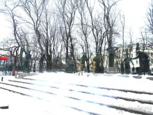           Известный скульптор Михаил Шемякин подарил эту композицию городу в 2001 году. Вокруг нее было множество споров, за и против выступали деятели культуры и простые жители. Но в итоге памятник оставили, и он стоит на Болотной площади до сих пор.