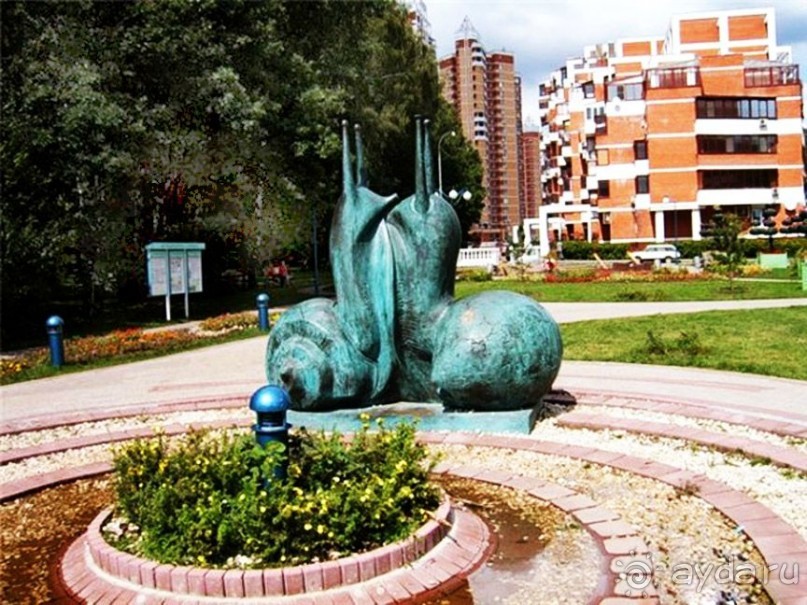 Адрес: Куркино. 
Добирались на машине.   
             Скульптура "Влюбленные улитки".   
 
             Создана в 2006 году.
Автор – Филипп Рукавишников, сын известного скульптора Александра Рукавишникова.

Эта сногсшибательная композиция находится в Куркино. Не знаю как это связать воедино, но есть у писателя Андрея Темникова книга под названием "Две влюбленные улитки"...