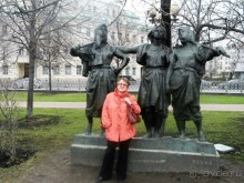 Адрес: Цветной бульвар 
Метро: Цветной бульвар, Трубная    
                  Скульптурная группа "Песня".   
       
                  Скульптор Бабурин М.Ф. (1907-1984) 
Скульптурная композиция «Песня» (1956-1957) многократно экспонировалось на выставках как в нашей стране, так и за рубежом. За эту работу Бабурин был награжден золотой медалью академии художеств СССР и золотой медалью на Всемирной выставке в Брюсселе в 1958 году. 