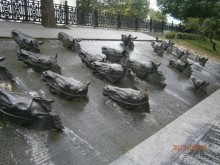       Однако через некоторое время фонтан перестал работать и теперь головы коней выглядят на гранитной поверхности склона бульвара довольно странно. По этой причине памятник стали называть"мясокомбинат" и "кладбище домашних животных"