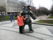 Вокруг фонтана расположены еще несколько бронзовых клоунских фигур - один оседлал другого. Хорошая примета - потереть нос "нижнего" клоуна на удачу. 