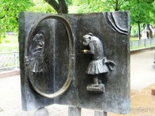 Адрес: улица Малая Бронная, д. 34, сквер 
Метро: Пушкинская   
                 Скульптурная композиция "Басни Крылова".  
 
                 Пожалуй, самым необычным способом увековечить героев известных басен И.А. Крылова, являются те скульптуры-иллюстрации, которые установлены в сквере, вдоль аллеи.

Композиции представлены в виде страниц раскрытой книги, на которых изображены бронзовые барельефы персонажей из басен.  Автором этих скульптур является советский и российский скульптор Даниэль Юдович Митлянский (1924 — 2006) .