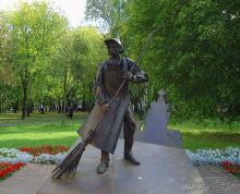 Адрес: Ростокино Малахитовая улица, улица Бажова 
Метро: ВДНХ   
             Памятник Ростокинскому дворнику.   
    
              Памятник дворнику - один из необычных памятников столицы России. Находится она у Ростокинского акведука, рядом с пересечением улиц Малахитовой и Бажова. Открытие, уже ставшего известным на данный момент памятника, состоялось в 2006 году.  
              В целом скульптура дворника является собирательным образом, но всё же она имеет некоторый прототип. Это реальный человек - Коллегин Виталий - работающий дворником на улице Вильгельма Пика уже двадцать лет. Сам Виталий оказывал помощь скульпторам, собирая металлолом для сооружения скульптуры. 
