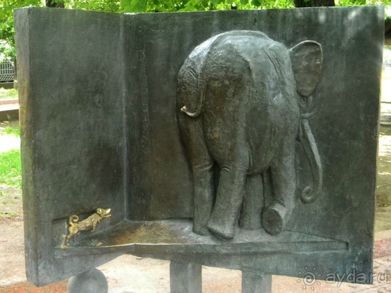 Иллюстрация к басне "Слон и Моська" (1808): 
"Ай, Моська! знать она сильна,
‎"Что лает на Слона!"