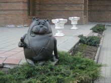 Адрес: ул. Талалихина, д. 8. 
Метро: "Пролетарская", "Крестьянская застава"  
                Скульптура "Кот с сарделькой".  
 
               Знаменитый кот из мультфильма о попугае Кеше "А нас и здесь неплохо кормят" находится на территории ЖК "Дом на Таганке". Кот хоть и сидит за забором, но прекрасно виден прохожим.