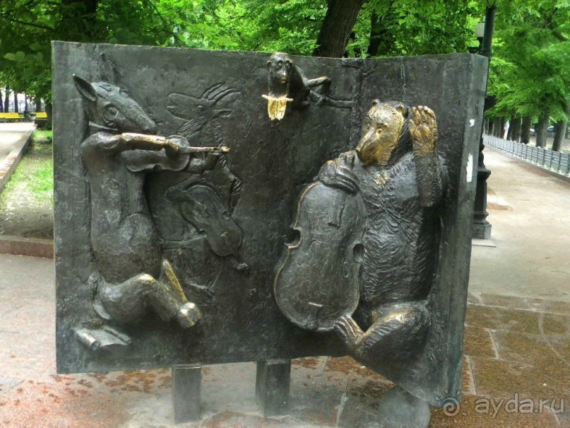 Иллюстрация к басне "Квартет" (1811) : " Проказница-Мартышка, Осёл, Козёл, да косолапый Мишка Затеяли сыграть Квартет.".......... 
 
      "А Вы друзья ка ни садитесь
Всё в музыканты не годитесь" 