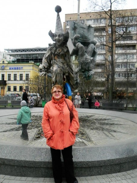 Адрес: Цветной бульвар 
Метро: Цветной бульвар  
         
             В сквере напротив Цирка неожиданно нашлось не менее интересное местечко со страшным клоуном в фонтане.   Клоун к тому же ухватил и держит вверх ногами мальчика; я могу ошибаться, но по-моему в этой скульптуре нашла отражение сцена из "Денискиных рассказов" Драгунского - помните, когда Денис Кораблёв поменялся местами с мальчиком из числа работников цирка и случайно стал участником представления? Ну, там где у него ещё разлилась сметана и рассыпались помидоры? ;)  
              "Денискины рассказы" я очень люблю и уважаю как книгу, так и фильм, но клоун всё-таки довольно страшный.    Скульптор - Зураб Церетели.