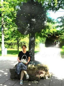 Адрес: Хамовники, переулок Хользунова, Несвижский переулок
Метро: Фрунзенская    
                 Скульптура "Дерево любви".  
                 Памятник «Дерево любви» – это первый памятник в столице, который символизирует это прекрасное чувство. 

Его подарил Москве известный скульптор Григорий Потоцкий. Памятник представляет собой великолепный скульптурный ансамбль: две фигуры – девушка и юноша – сливаются в одну, раскидывая руки-ветви, которые, как утверждает автор, превращаются или в крылья, или в Древо Жизни.