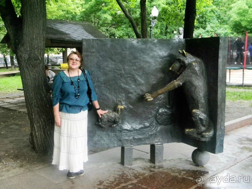 Иллюстрация к басне "Волк и ягнёнок"(1808) : "У сильного всегда бессильный виноват:" 
«Ах, я чем виноват?» — «Молчи! устал я слушать,
Досуг мне разбирать вины твои, щенок!
Ты виноват уж тем, что хочется мне кушать».
Сказал — и в темный лес Ягнёнка поволок.