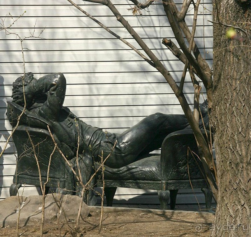 Фривольно отдыхающий Пушкин

Обычно человек, изображенный в виде памятника,- стоит. Иногда сидит, несмотря на то, что «он же памятник, кто ж его посадит».

На заднем дворике одного посольства, близ улицы Новый Арбат, можно разглядеть столпа русской поэзии, памятник А. С. Пушкину в очень непривычной для памятников позе – Пушкин там лежит. И как хорошо лежит – закинув ноги на спинку кушетки.