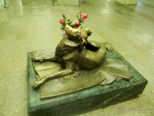 В подземном переходе станции метро "Менделеевская" - на том самом месте, где несколько лет назад 21-летняя топ-модель Юлиана Романова на глазах сотен пассажиров подземки забила ножом обитавшую в этом переходе дворнягу по кличке Мальчик, был установлен памятник "Сочувствие".   
  К начальнику Московского метрополитена Дмитрию Гаеву обратилась группа народных артистов с просьбой разрешить установить на Менделеевской памятный знак "Сочувствие". Надо отдать должное Гаеву, он сразу откликнулся, что было почти чудом. Обычно реакция на любые проблемы, связанные с животными, у большинства представителей властей в нашей стране, как известно, бывает другой, расхожей, обывательской - типа "У нас людей на каждом шагу убивают, а вы тут с животными пристаете!".  
 