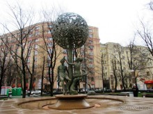 Адрес: Пятницкая улица 
Метро: Новокузнецкая     
                         Фонтан "Адам и Ева"  
           
            Из названия не сложно догадаться, что представляет собой эта фонтанная композиция. В самом центре расположены фигуры Адама и Евы под райским деревом, которое, в свою очередь, обвивает змей-искуситель. Впечатляет крона дерева, которая буквально усеяна, покрытыми сусальным золотом, фигурками райских птах, яблок и крыльев насекомых. Ева, согласно библейскому сюжету, держит в руках яблоко. 
            Открытие этой композиции состоялось в 2007 году и было приурочено к 860-летию Москвы. По проекту скульптора Марии Левинской фонтан «Адам и Ева» был установлен на месте бывших владений церкви Параскевы Пятницы.
