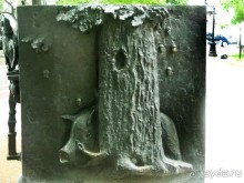 Иллюстрация к басне "Свинья под дубом" (1823) :
"Свинья под Дубом вековым
Наелась жёлудей до-сыта, до-отвала;
‎Наевшись, выспалась под ним;
‎Потом, глаза продравши, встала
И рылом подрывать у Дуба корни стала."