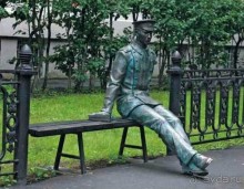 Адрес: ул. Образцова, д. 9, стр. 9, МИИТ. 
Метро: Новослободская.  
   На территории Московского государственного университета путей сообщения (бывш. МИИТ), находится памятник "Вечному студенту". Вход посторонним на территорию строго запрещен.  Эту скульптуру мы смогли увидеть только через забор и то сбоку, но т.к. наш младший сын учился в этом институте, то смог сделать нам фотографию.   
   Памятник был установлен в 2005 году в честь 110-го набора студентов.

У студентов уже появилось несколько учебных традиций: на "отлично" нужно перепрыгнуть через вытянутые ноги студента, почистить его ботинки носовым платком или просто подержаться за книгу.
  