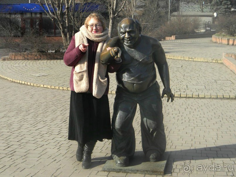 Адрес: Мосфильмовская ул., д.8 
Метро: Парк Победы  
              Памятник Евгению Леонову в роли доцента.   
 
              Памятник Евгению Леонову установлен на аллее кинозвезд в скверике на Мосфильмовской улице, неподалеку от здания киностудии. Открытие состоялось в 2001 году во время Московского кинофестиваля.  Знаменитый актер отлит в роли Доцента (Евгения Ивановича Трошкина) из «Джентльменов удачи».