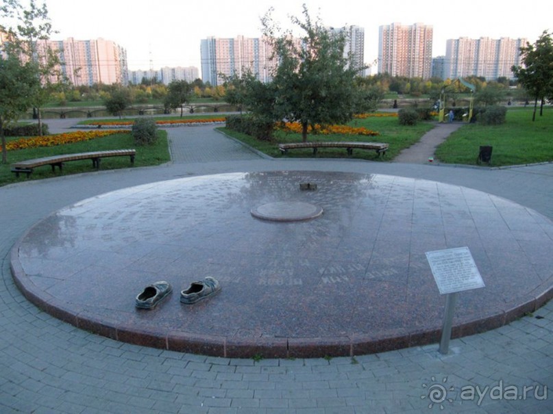 АДРЕС: ул. Поречная, д. 15
Меторо:  Марьино  
  27 июня 2008 года, в День Молодежи, в парке 850-летия Москвы, в Марьино, открылся памятник студенческим приметам: два бронзовых башмака, символическая зачетка и большая пятикопеечная монета. На монете указан год выпуска - 1978.  
  Памятник оказался действительно прикладным — способов поймать за хвост удачу оказалось несколько.