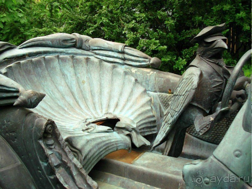 Изначально автор изваяний хотел поставить их на Воробьевых горах и Патриарших прудах, где должен был быть скульптурно-архитектурный комплекс. Помимо Мастера, Маргариты, бегемота, Коровьева и волшебного автомобиля пруд планировалось украсить Иешуа, Понтием Пилатом, примусом, и многими другими персонажами романа.