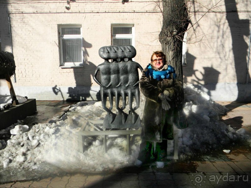 А эти четыре гуманоида, по задумке скульптора Михаила Дронова, изображают па-де-де из балета Лебединое озеро.  Скульптура также находится на территории музея современного искусства. 