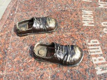 “Надеть” бронзовые башмаки и кинуть пятикопеечную монету в центр пятака.