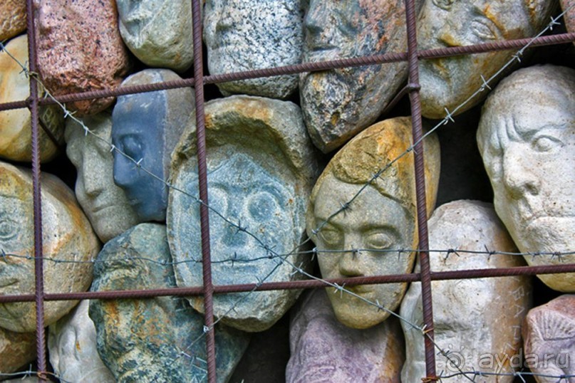 Инсталляция из каменных голов «Жертвы политических репрессий».
