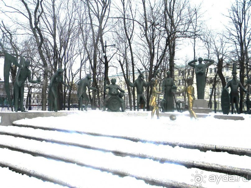 Адрес: Болотная площадь., Болотный сквер   
Метро: Третьяковская, Октябрьская   
                      Памятник "Дети - жертвы пороков взрослых".    
   
                      Весьма противоречивая и неоднозначная скульптурная композиция, изображающая современные пороки человека. Громадные злые фигуры окружают невинных детей, не умеющих отличить добро от зла.