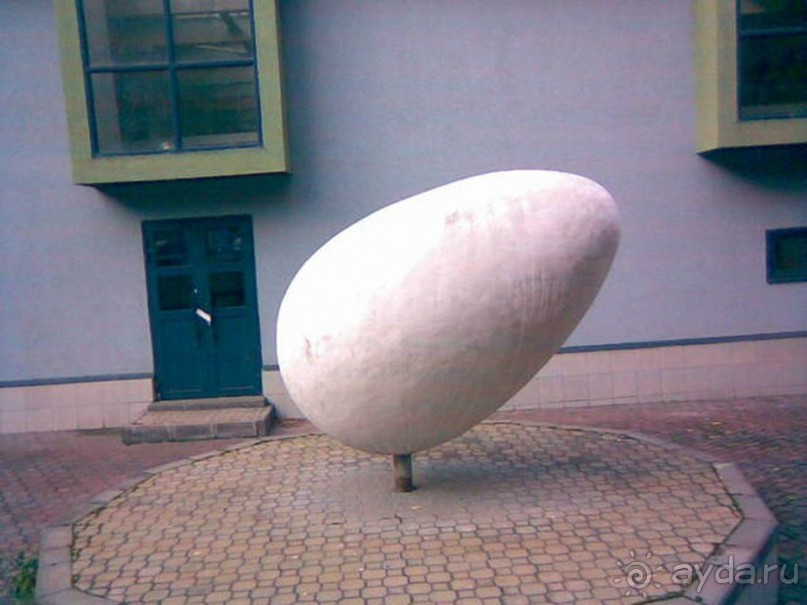 Россия, Москва, Тверской район, пер. Тихвинский, 3  
Метро: Менделеевская  
    Во внутреннем дворе технического лицея № 1501 в Москве находится огромное яйцо. Памятник был поставлен по инициативе учащихся лицея. В основу памятника Яйцу легла эмблема учебного заведения.

Оригинальность данного памятника в том, что авторы, которые занимались проектом этого необычного творения, сравнили лицей с наседкой, согревающей своим теплом яйца, из которых вылупляются птенцы. Наседка из всех сил помогает птенцам, которые только появились на свет, делать свои первые трудные шаги в жизни, осваивая науки. Именно лицей способствует не просто поднятию на ноги, а совершению первого полета в жизни уже состоявшейся личности.
