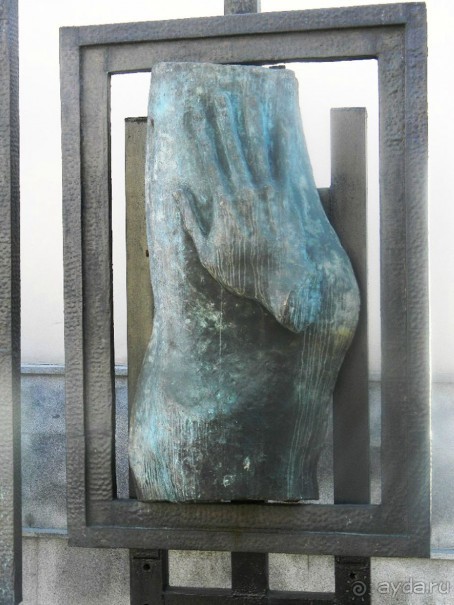 Памятник "Жертвы гнета" скульптора Зураба Церетели на территории музея современного искусства на Петровке, 25